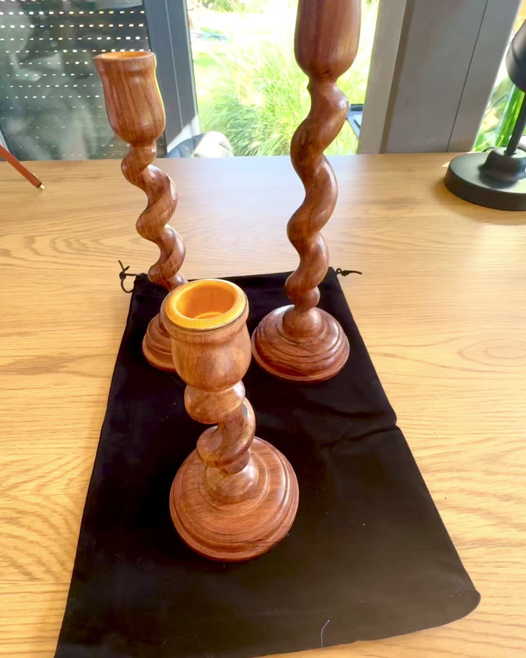 Sett med 3 lysestaker "Spiral Lys" 25 cm høy, mulighet for personalisering med gravering som gave