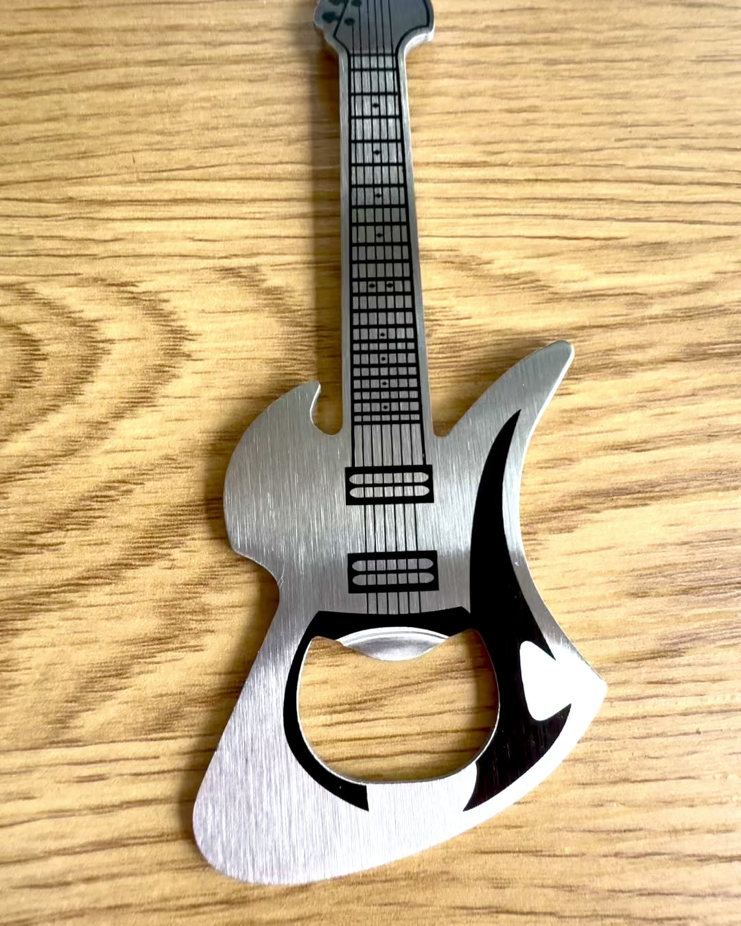 Flaskeåpner Gitar Rock'n'Open, 2 varianter, personalisering med gravering som gave