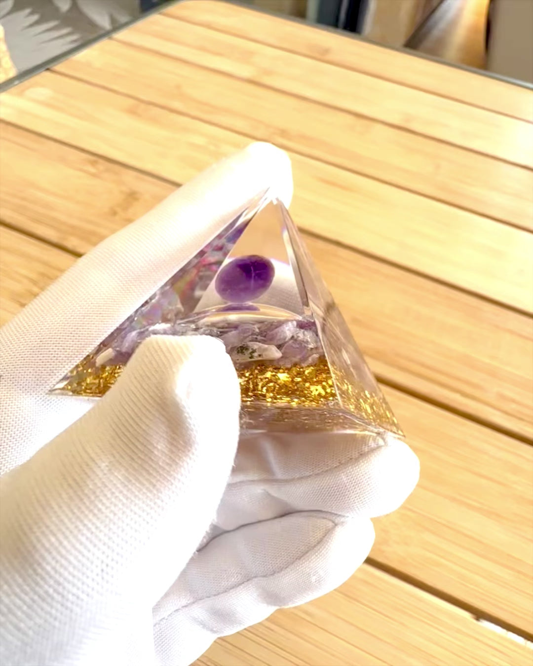 Orgonittisk energipyramide "Amethyst Star" med ametystkrystaller
