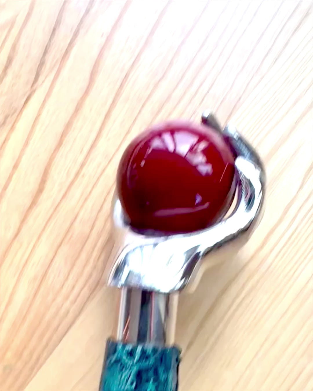 Spaserstokk "Kongelig Hånd" – håndlaget med naturlig skinn, mulighet for personlig gravering