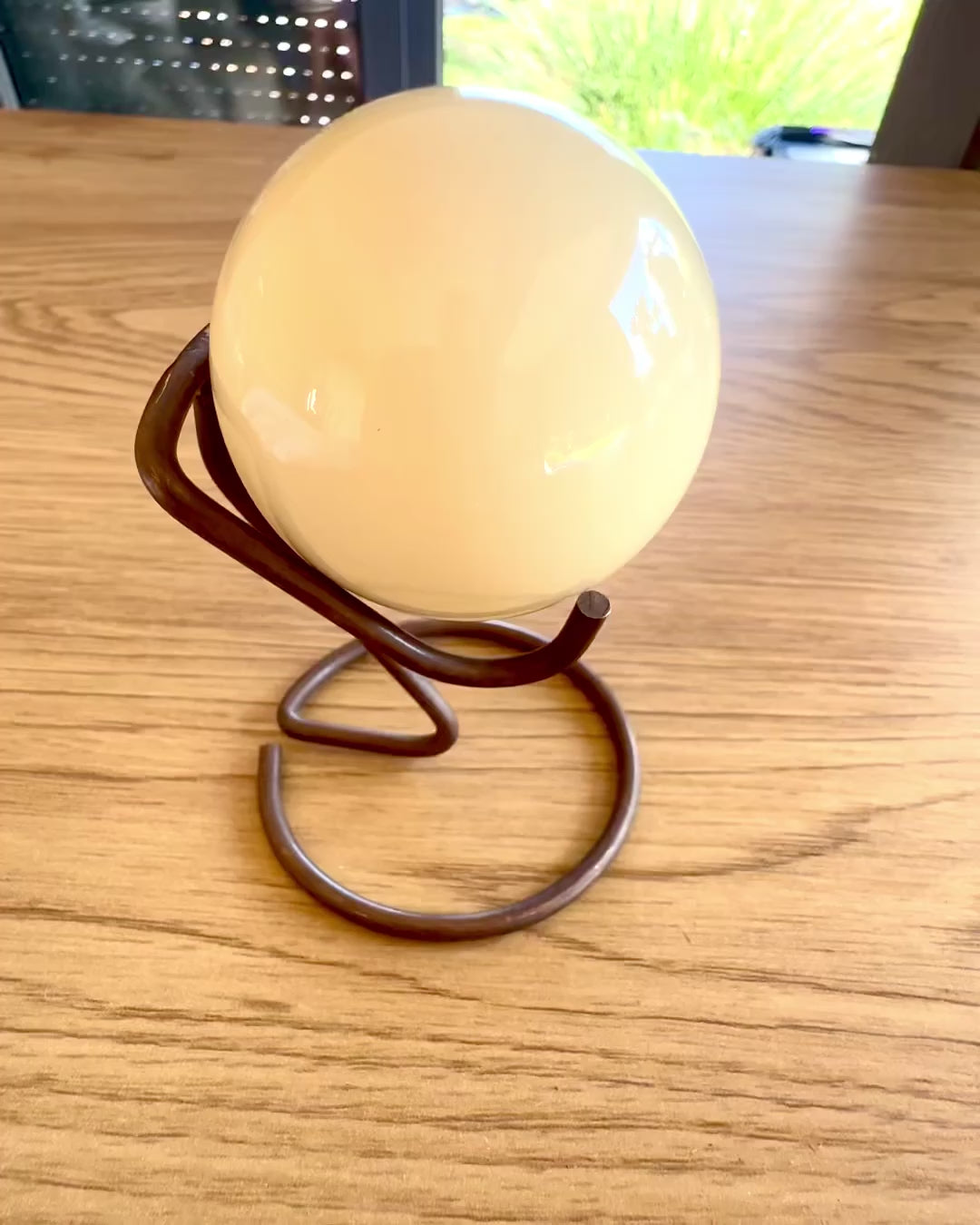 Biljardkule på messingstativ, mulighet for tilpasning med gravering som gave