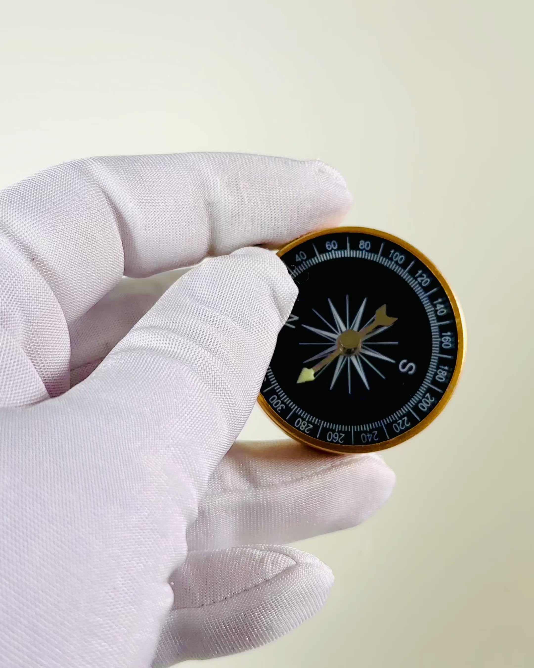 Kompakt Navigasjonskompass med Metallfinish – En Nødvendighet for Enhver Reisende, med Gravering