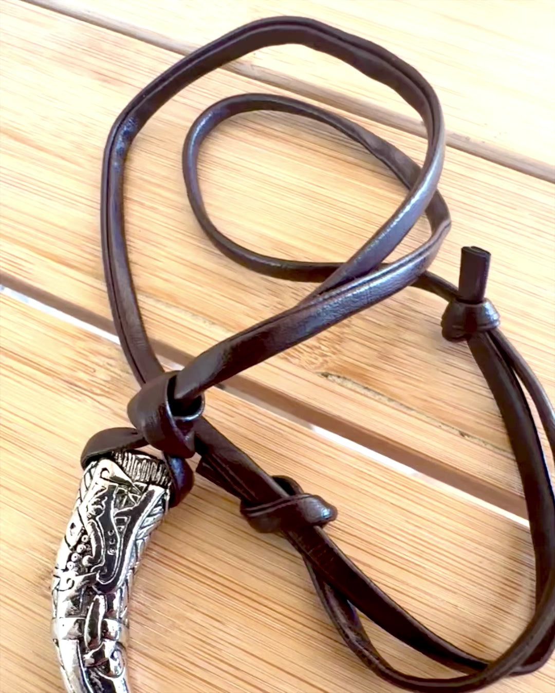 Wilczy Kieł i rustfritt stål – Amulett av Mot, halskjede med mulighet for personlig gravering som gave