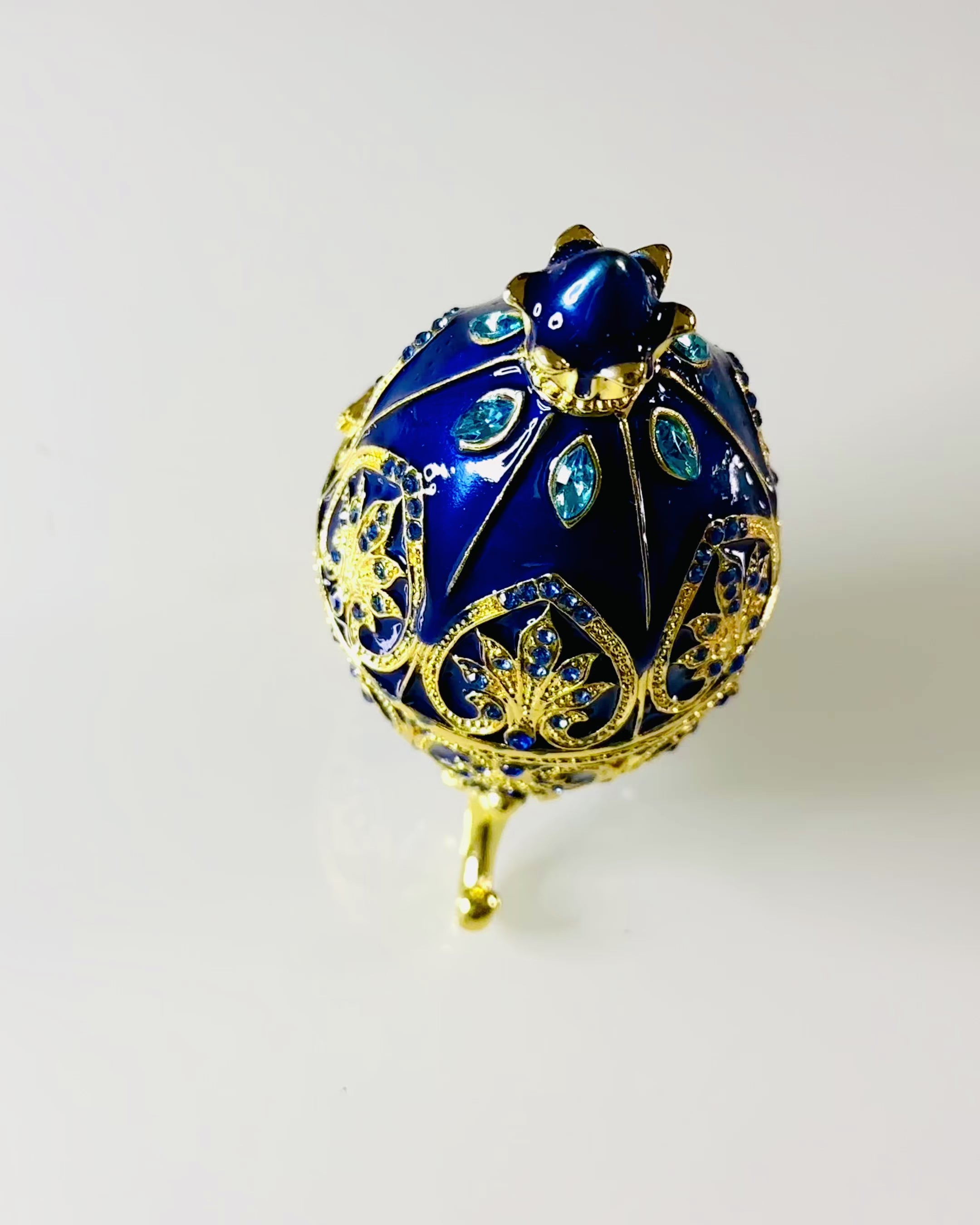 Eksklusivt Fabergé-egg - mørk blå farge – Dekorativt smykkeskrin i emalje