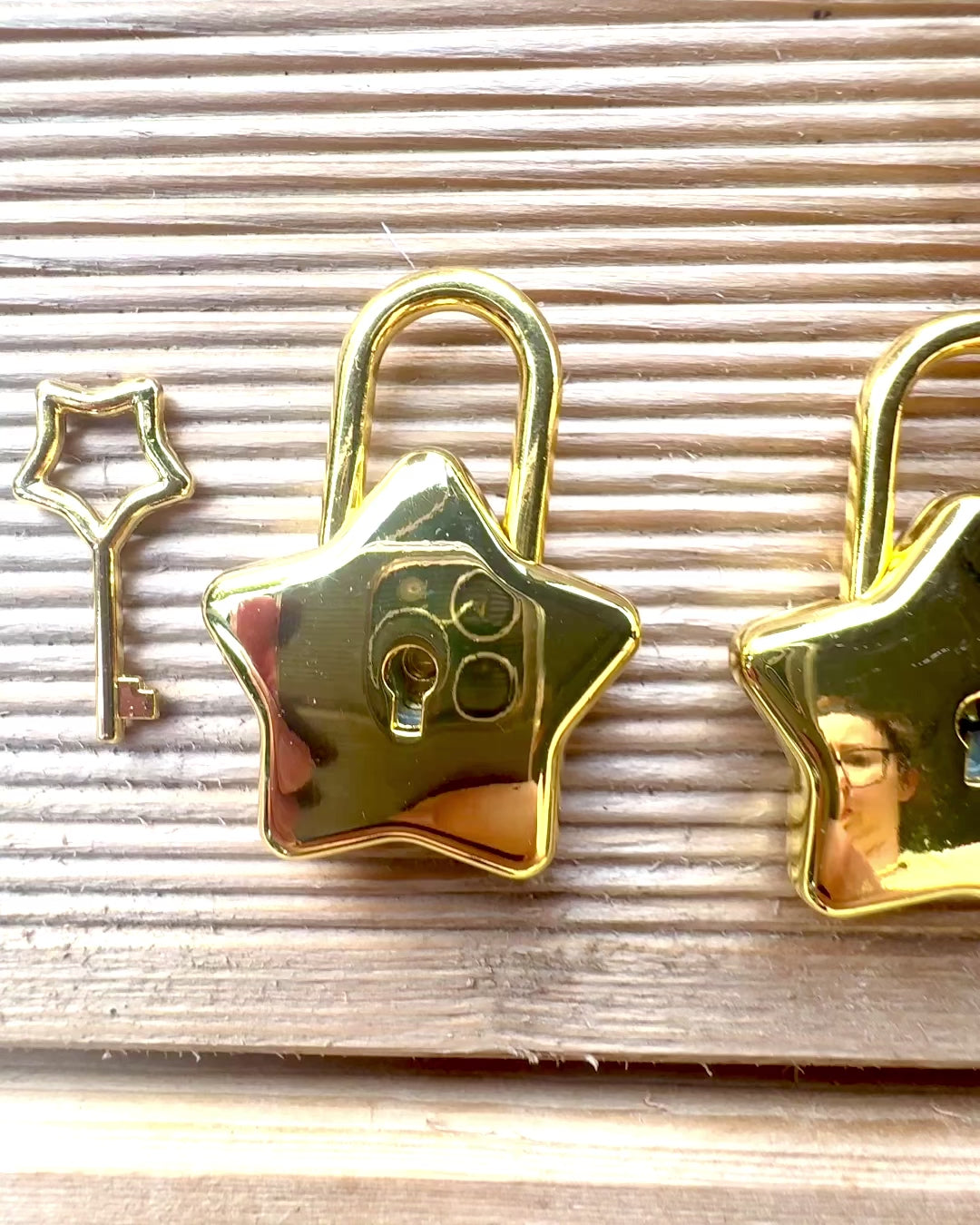 2 Stjerneformede mini-låser med gravering – Sikre dine drømmer, personalisert som gave, 2 fargevarianter å velge mellom