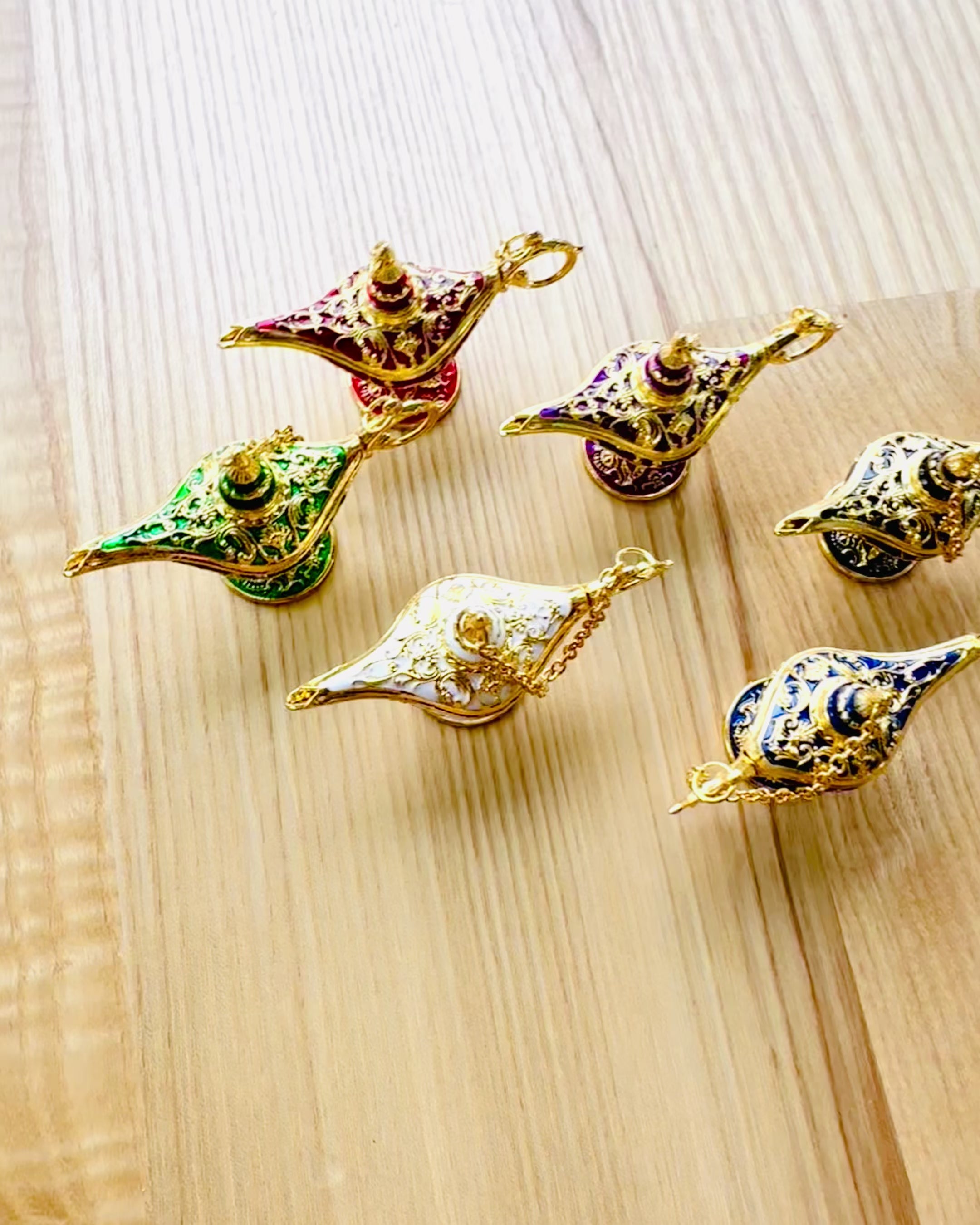 Liten 4 cm Magisk Aladdins Lampe, nøkkelring, 6 fargevarianter - Fortryllede Minner, personalisering med gravering