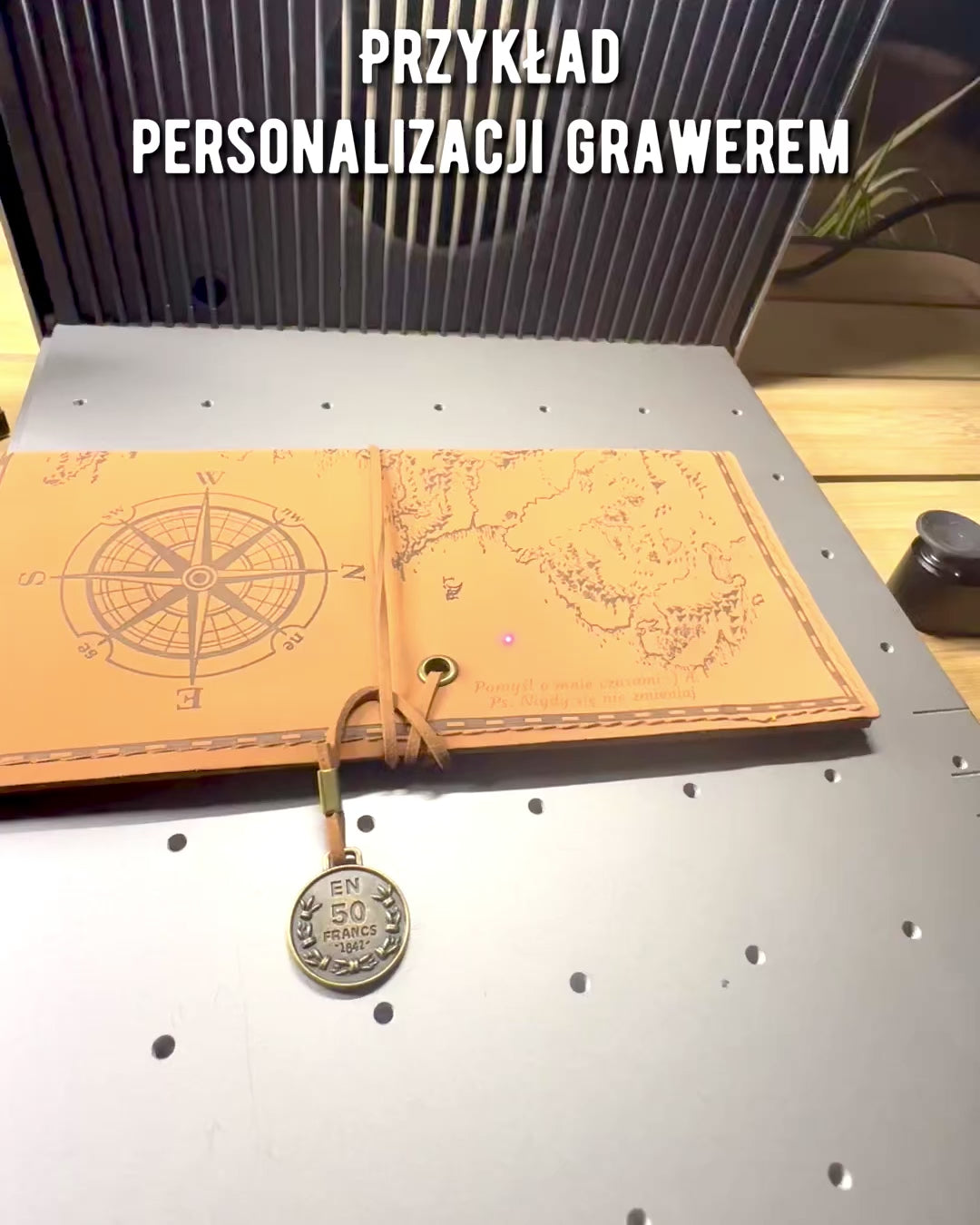 Retro Lys brun - matt, skinn Pennal i Reisendes Stil med Verdenskart – Praktisk og Romslig. Personalisering med gravering.