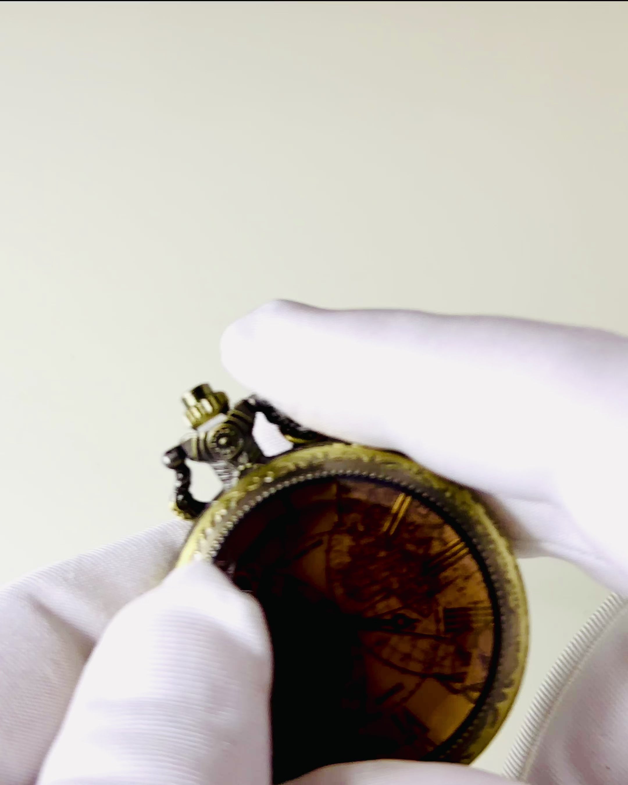 Klassisk Kvarts Lommeur med Verdenskart – Vintage Stil Kjedeanheng for Henne og Ham, gravering