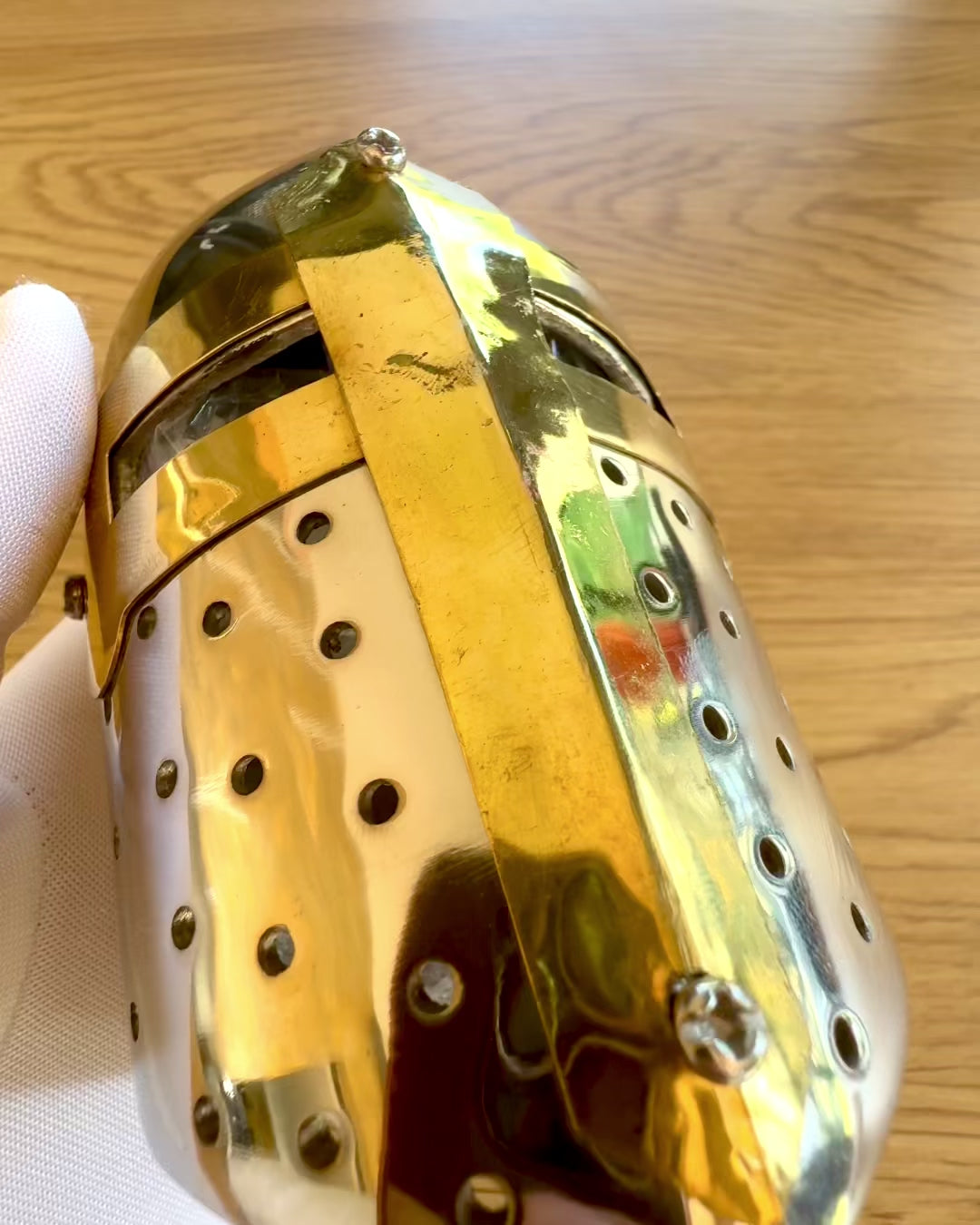 Mini Ridderhjelm „Guardian” i messing – håndlaget, 12 cm, mulighet for tilpasning med gravering som gave