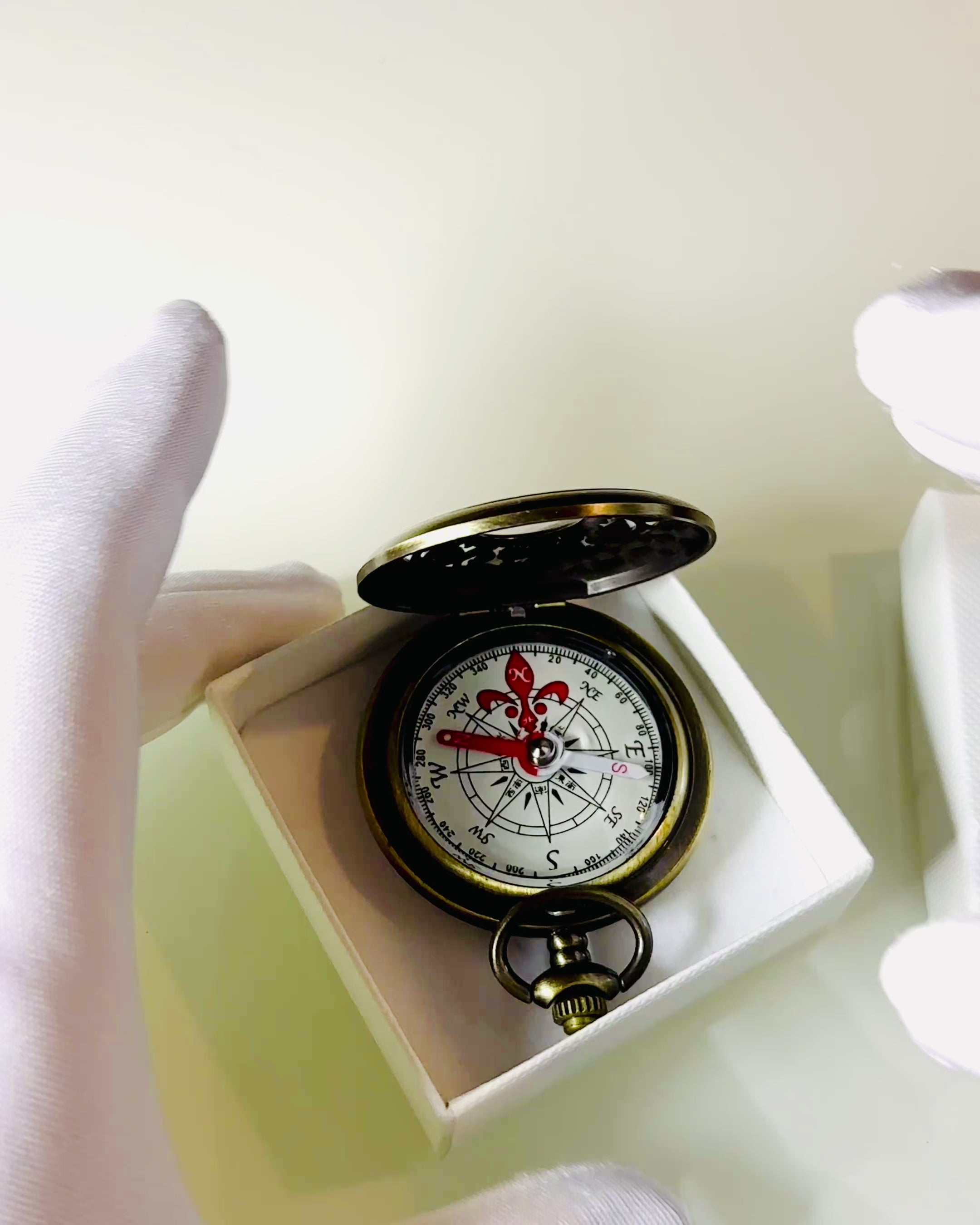 Vintage navigasjonskompass med filigranmønster – brun-gull farge