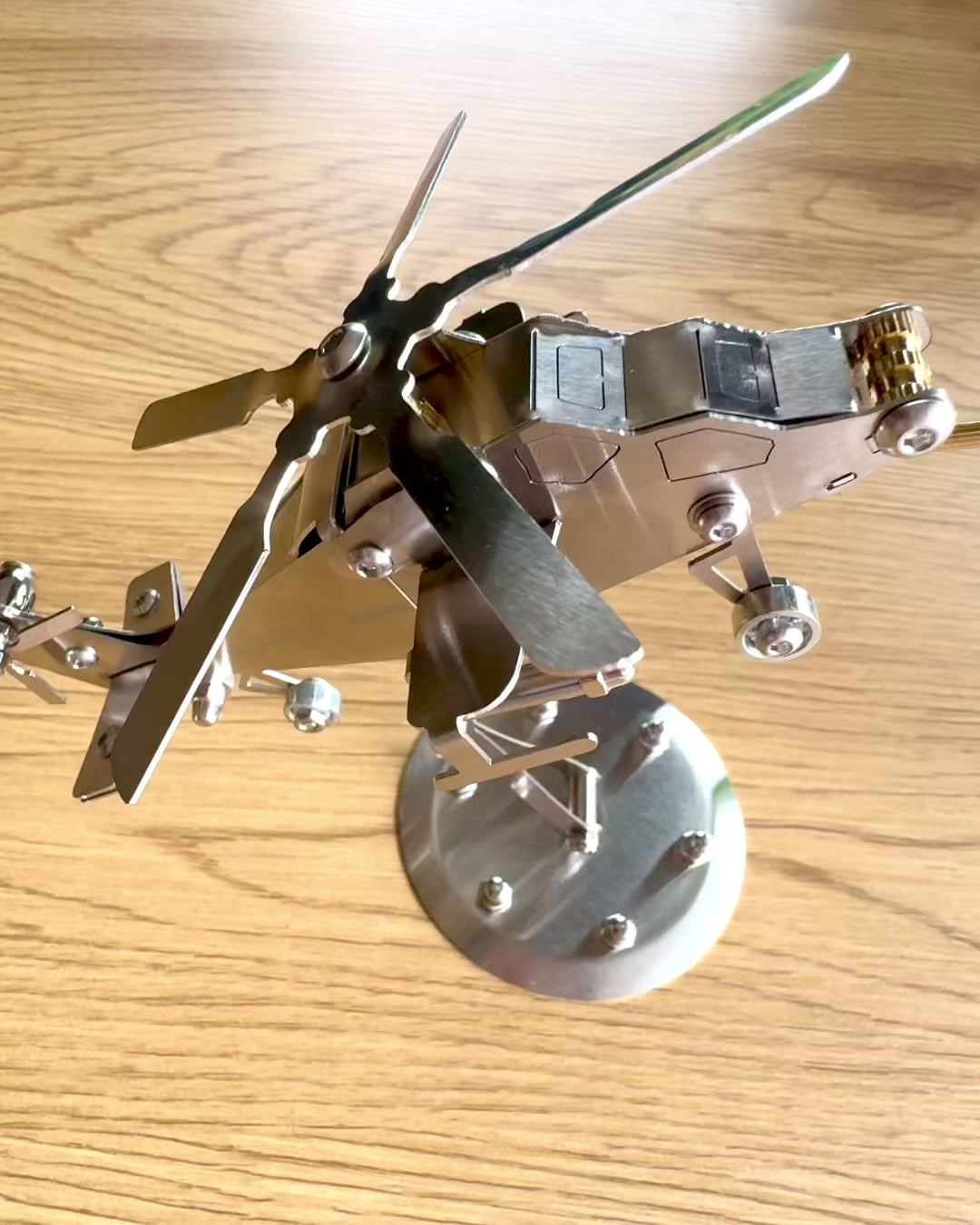 Metallmodell av helikopter "SkyRider" – Justerbart skrivebordsstativ med personlig gravering som gave