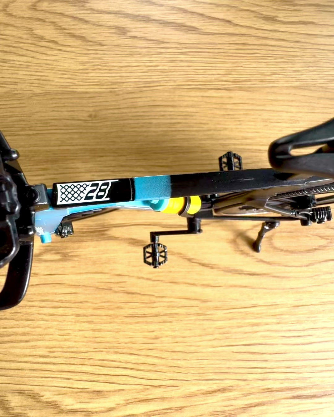 Miniatyrmodell av triatlonsykkel «SpeedStorm 1.2» personalisering med gravering som gave