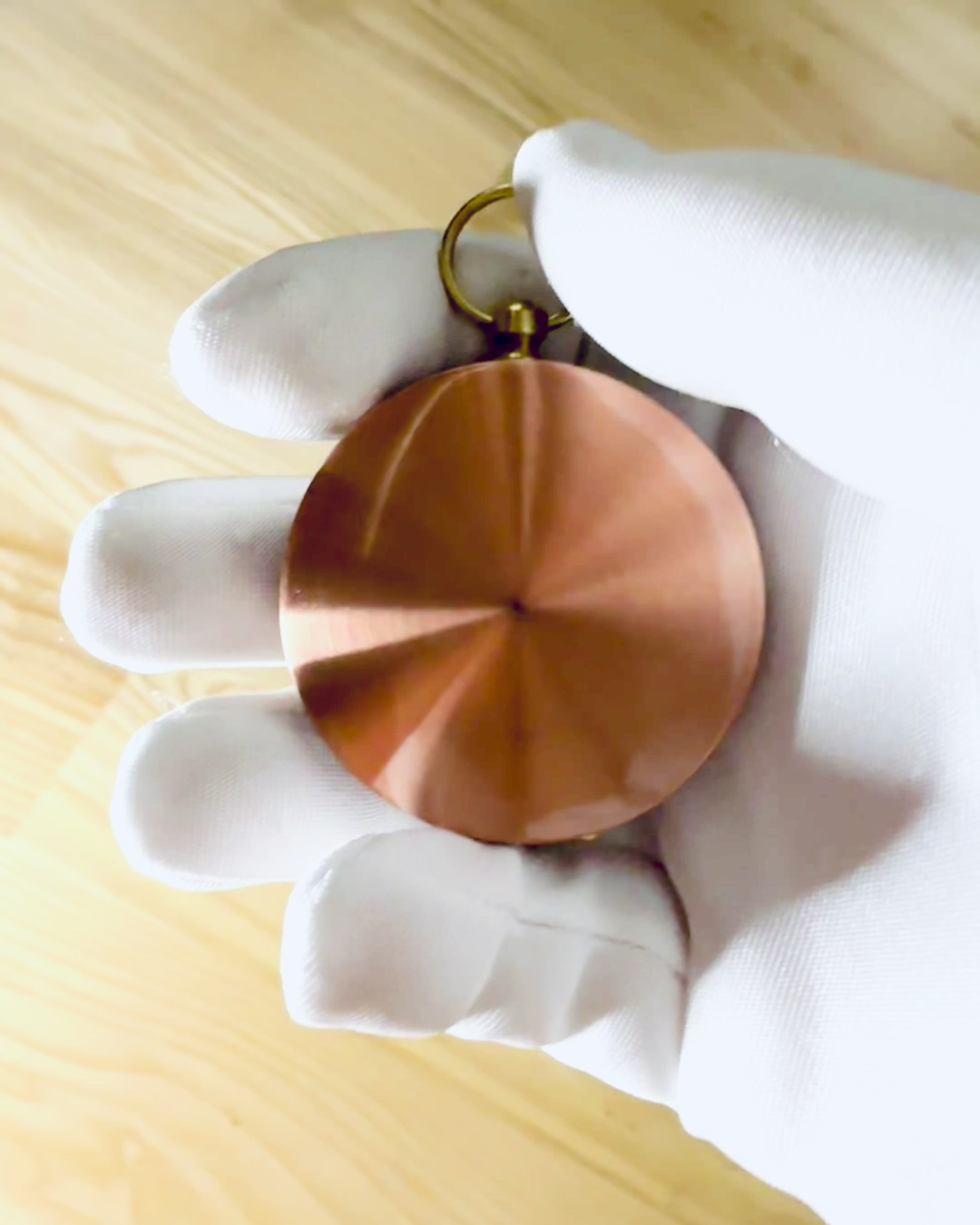 Kompass i rosegull - navigasjonsinstrument i retrostil – bærbart og presist instrument for å bestemme retning for reisende og oppdagere. Gravering, personalisering.