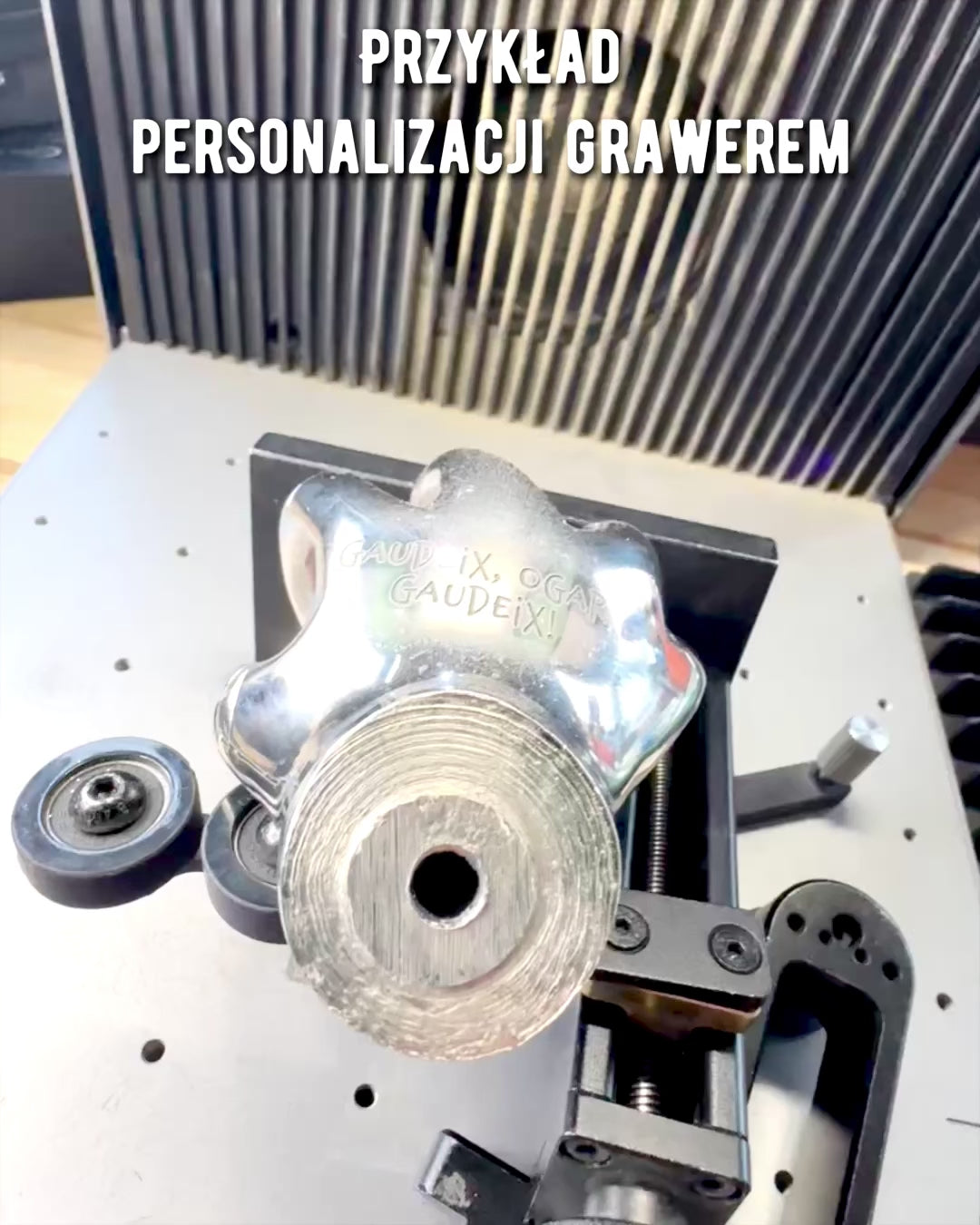 Spaserstokk "Kongelig Hånd" – håndlaget med naturlig skinn, mulighet for personlig gravering