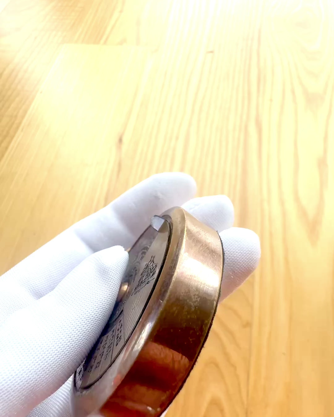 Mini Kapteinskalender "Navigator" – messingdekorasjon med seilingssjarm, gravering som gavealternativ, 5 cm i diameter