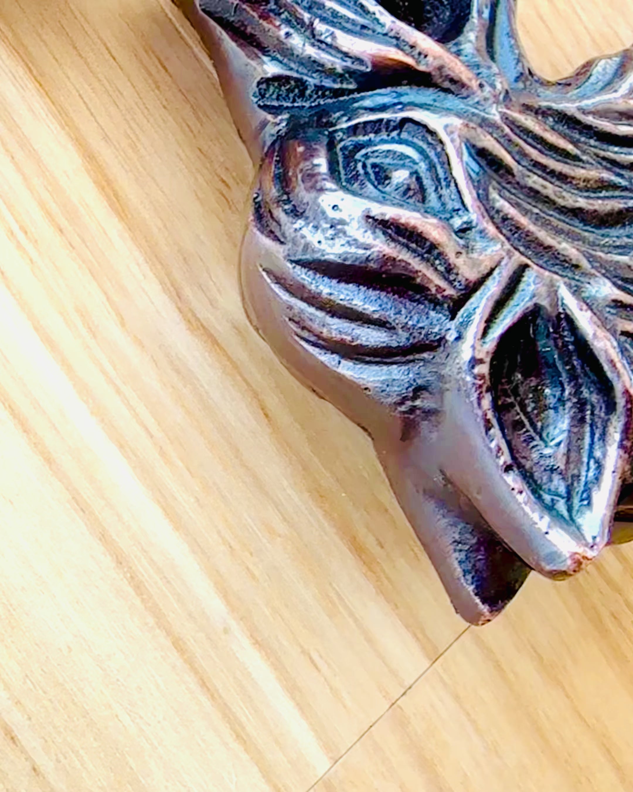 Laska Spacerowa Wolf - Indisk Mango Tre med Mulighet for Gravering, brun med gyldne dekorasjoner