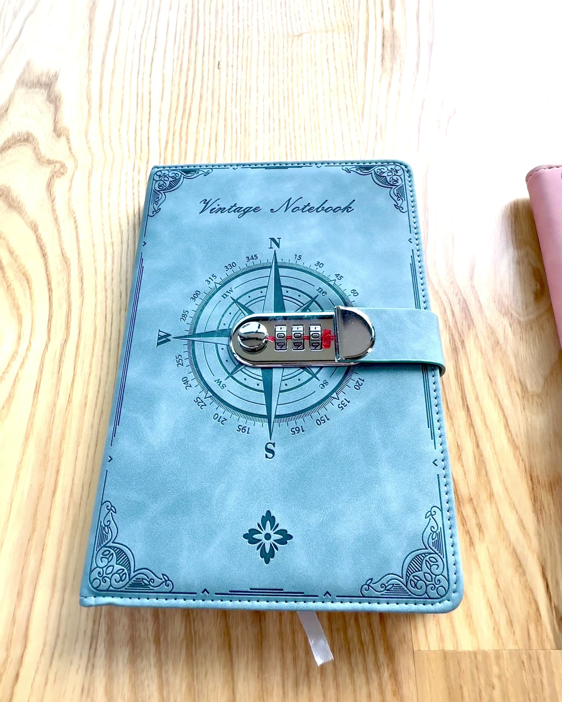Hemmelig Notatbok A5 Vintage med kodelås - Velg Din Stil, personalisering med gravering som gave
