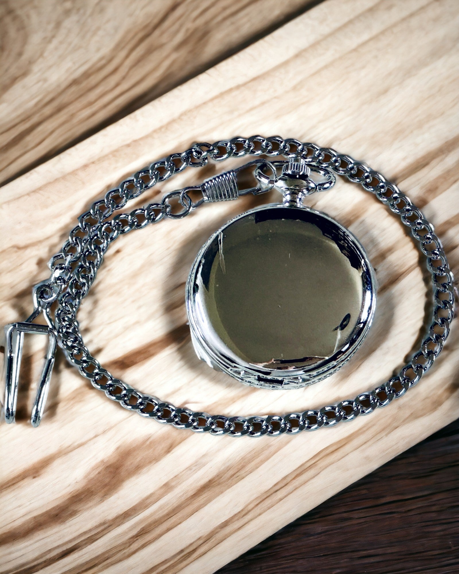 Lomme Kompass Sølvfarget i Retro Stil med Ajourmønster – Elegant og Praktisk. Gravering