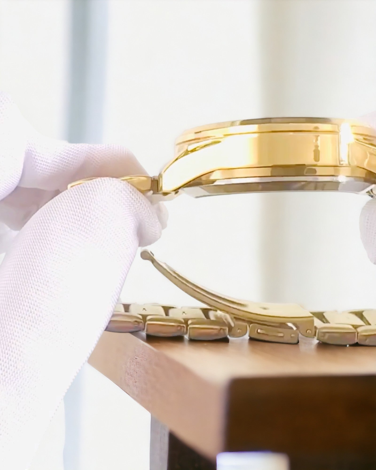 Herreur med sportsklokke med tosidig, gjennomsiktig kvartsurverk og armbånd i aluminium – Ideell som gave. Personalisering med gravering