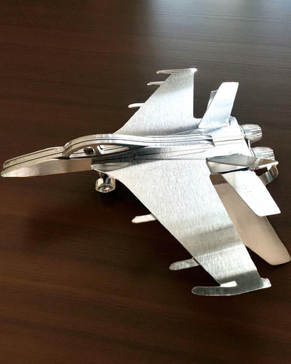 Metallmodell av jagerflyet «SkyRaptor» – rustfritt stål, personlig gravering som gave