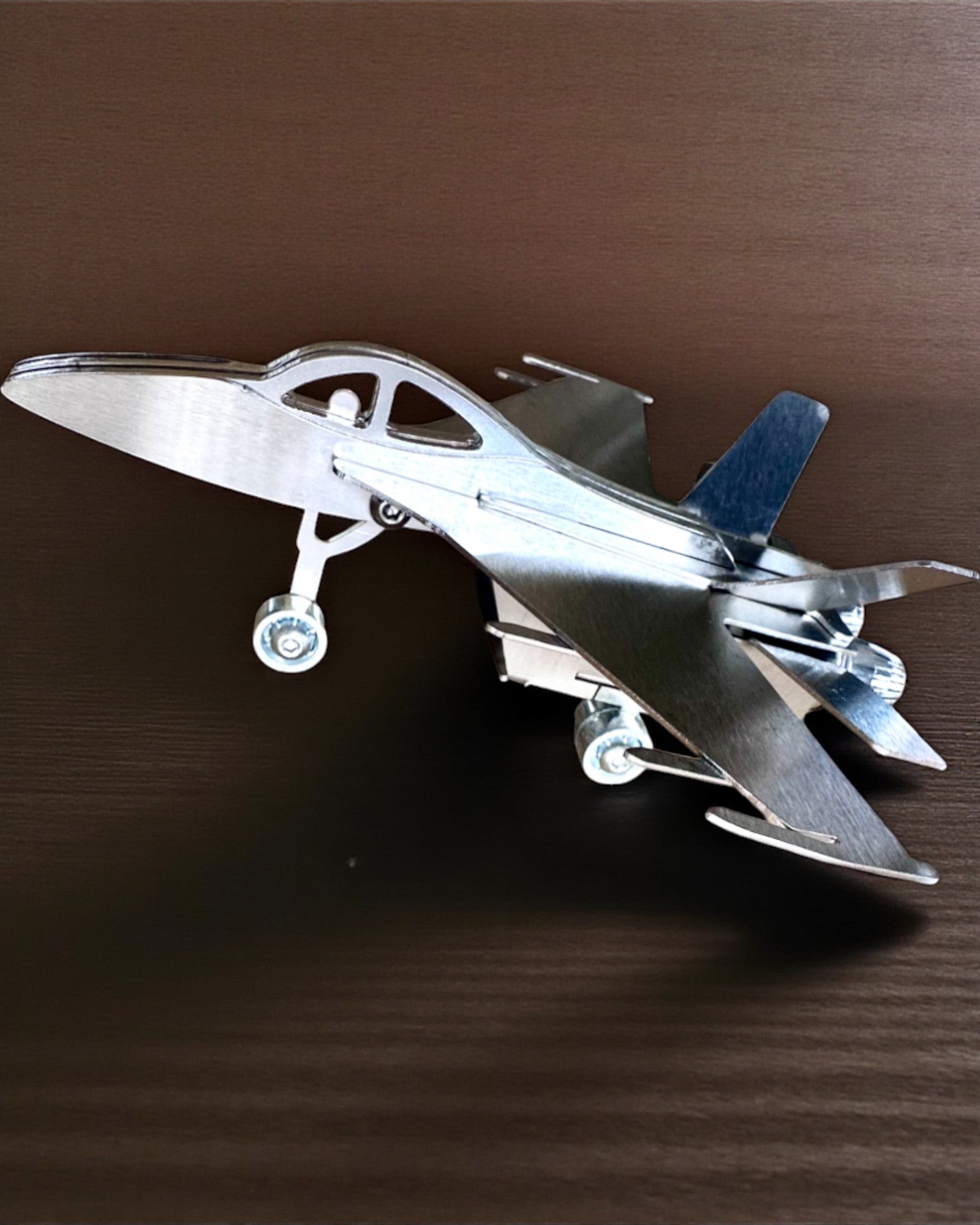 Metallmodell av jagerflyet «SkyRaptor» – rustfritt stål, personlig gravering som gave