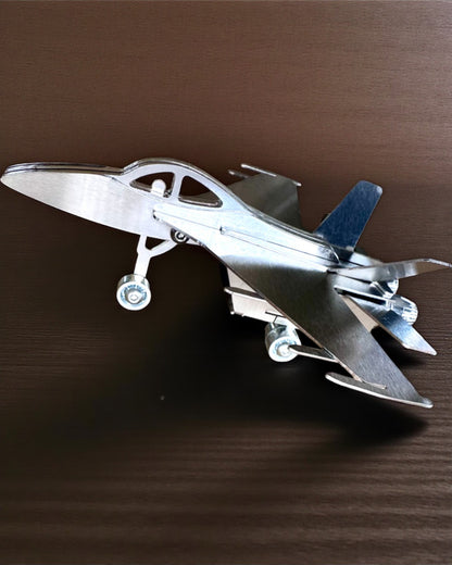 Metallmodell av jagerflyet «SkyRaptor» – rustfritt stål, personlig gravering som gave