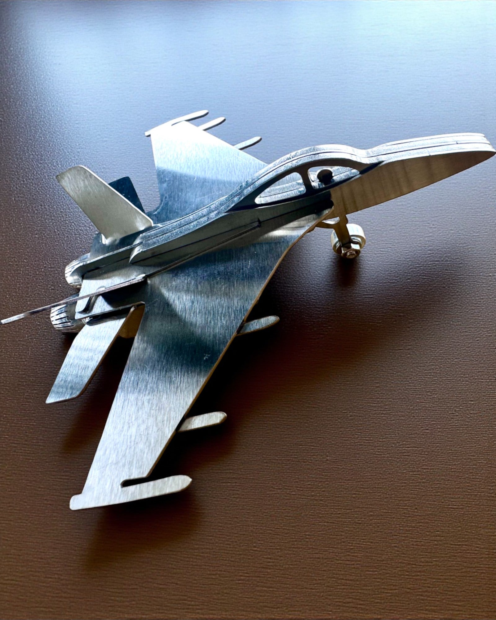 Metallmodell av jagerflyet «SkyRaptor» – rustfritt stål, personlig gravering som gave