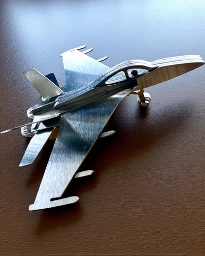 Metallmodell av jagerflyet «SkyRaptor» – rustfritt stål, personlig gravering som gave