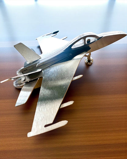 Metallmodell av jagerflyet «SkyRaptor» – rustfritt stål, personlig gravering som gave