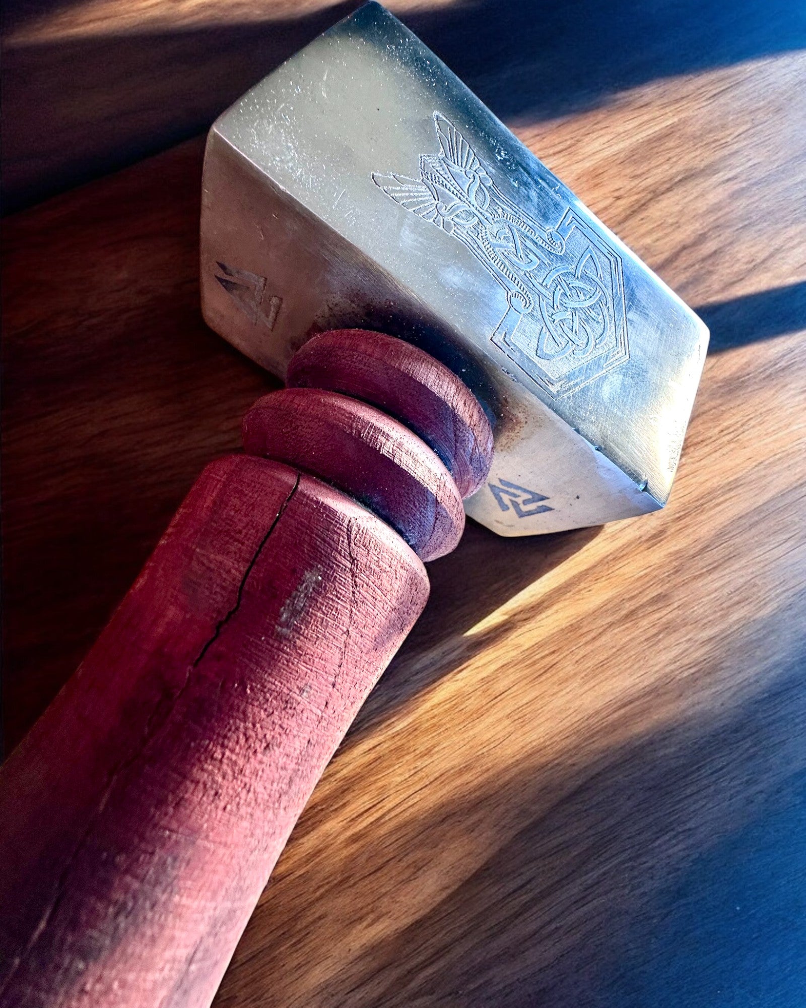 Skaldenes Mjølner-hammer – 33 cm, Håndsmidd Vikinghammer med Graveringsmulighet