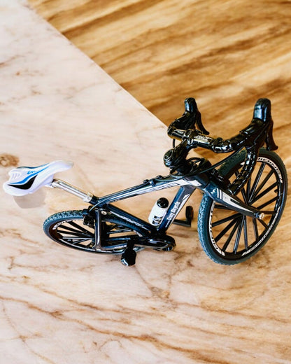 Miniatyrmodell av metall, rød sykkel "SpeedMaster" med personlig gravering som gave, 2 fargevarianter