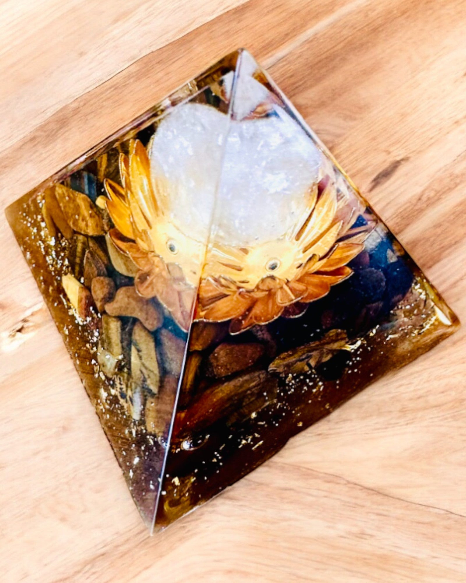 Pyramide av Krystallisk Velstand Lykkelig Krystallkule, Tigerøye Stein, Kobber Lotus