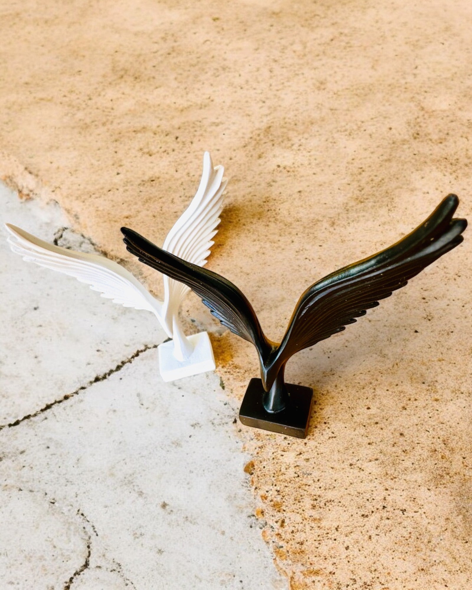 Elegant Englevingefigur 15 cm høy – "Skrømtens Voktere", mulighet for personlig gravering som gave, personalisering, 2 fargevarianter