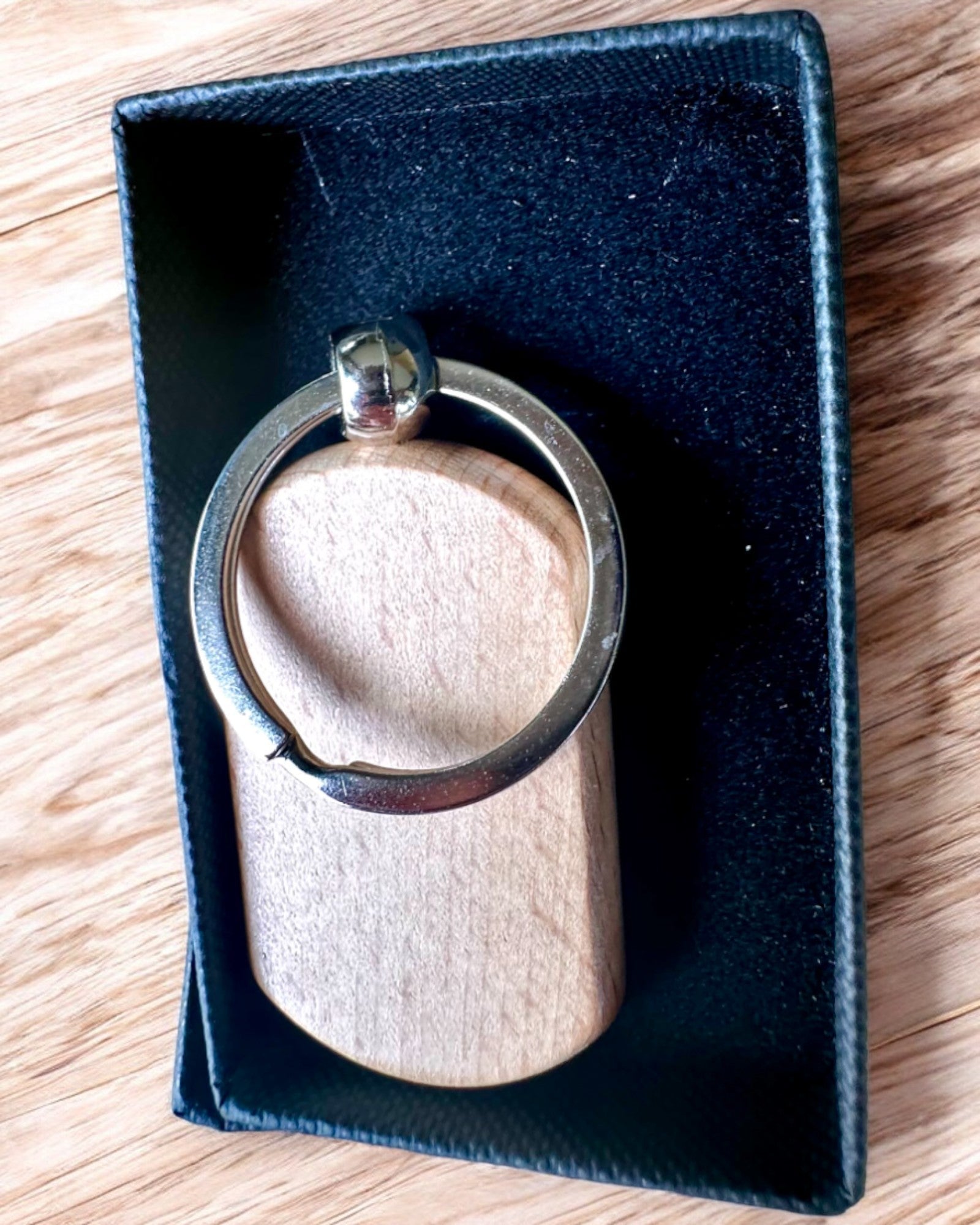 Elegant tre-nøkkelring med mulighet for personlig gravering – Ideell som gave