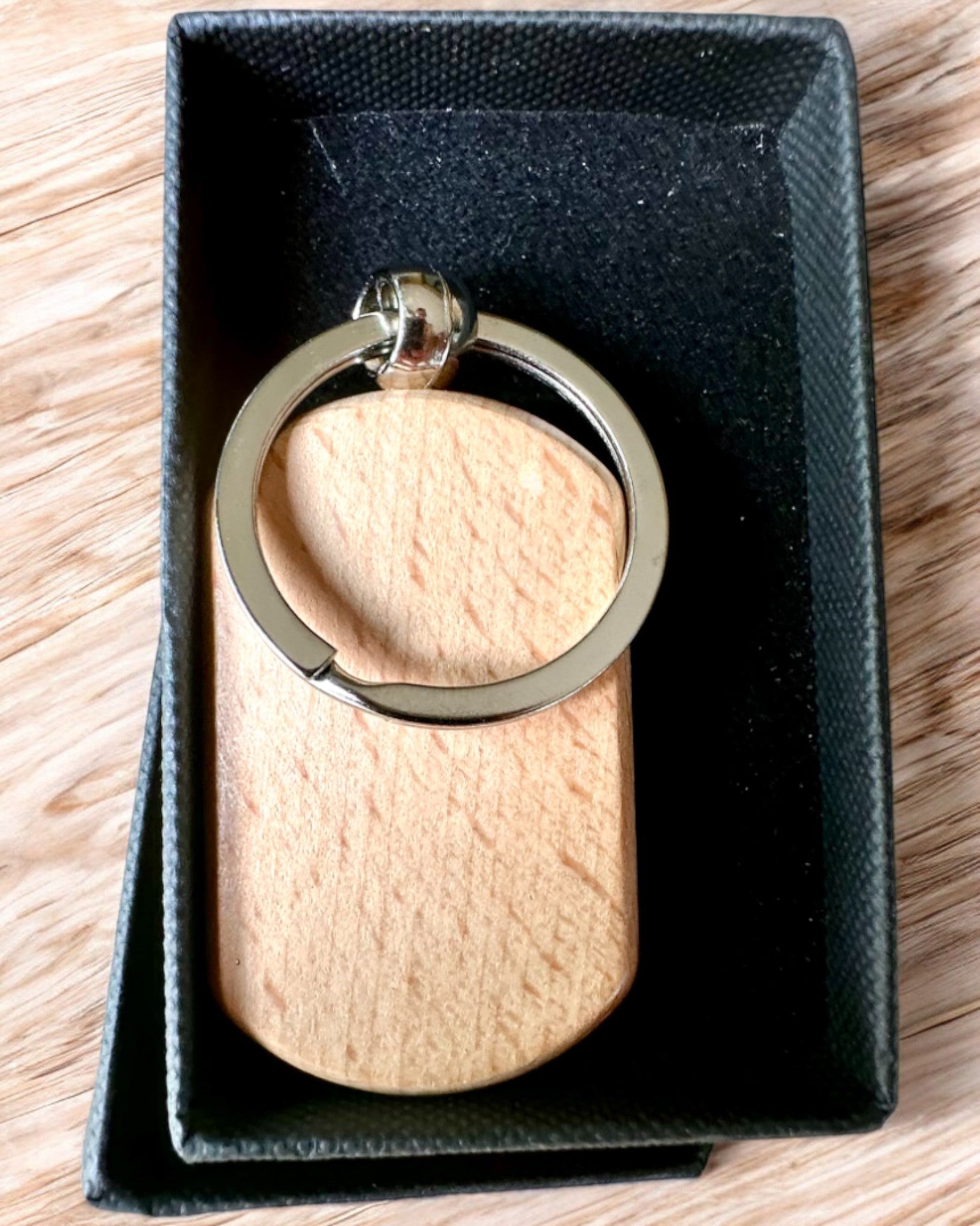 Elegant tre-nøkkelring med mulighet for personlig gravering – Ideell som gave