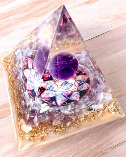 Orgonittisk energipyramide "Amethyst Star" med ametystkrystaller