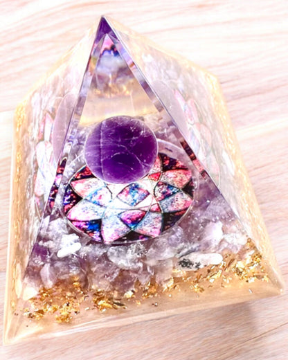 Orgonittisk energipyramide "Amethyst Star" med ametystkrystaller