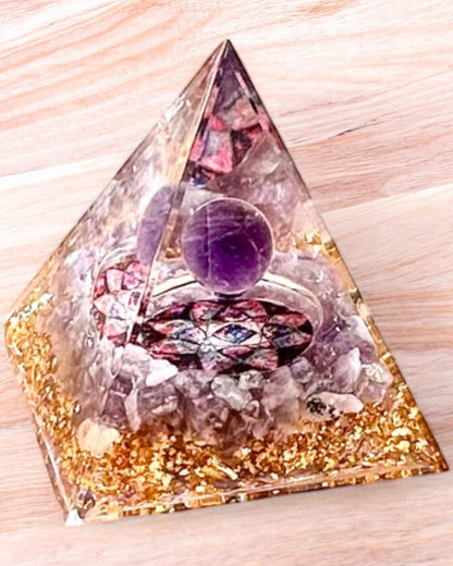 Orgonittisk energipyramide "Amethyst Star" med ametystkrystaller