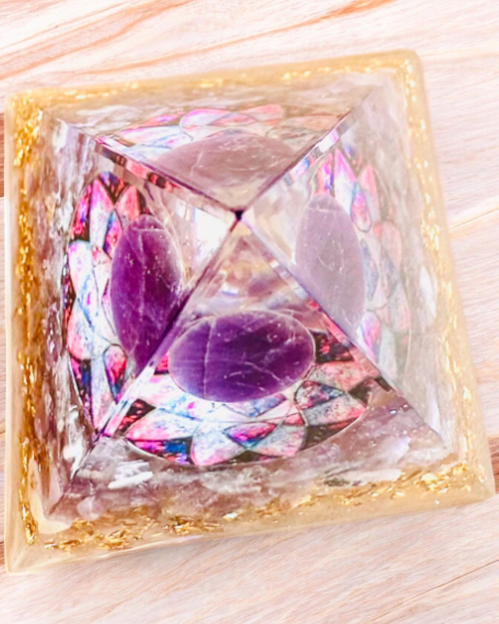 Orgonittisk energipyramide "Amethyst Star" med ametystkrystaller