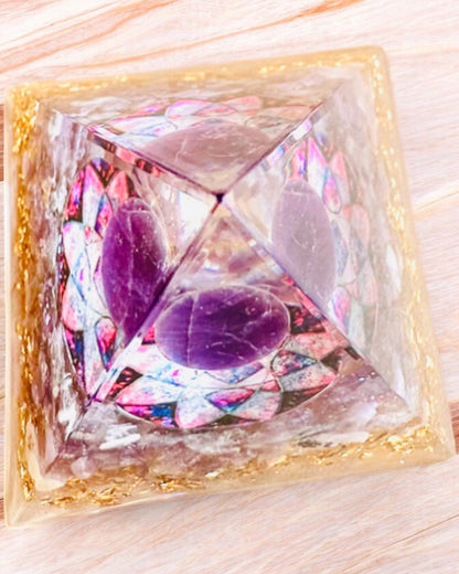 Orgonittisk energipyramide "Amethyst Star" med ametystkrystaller
