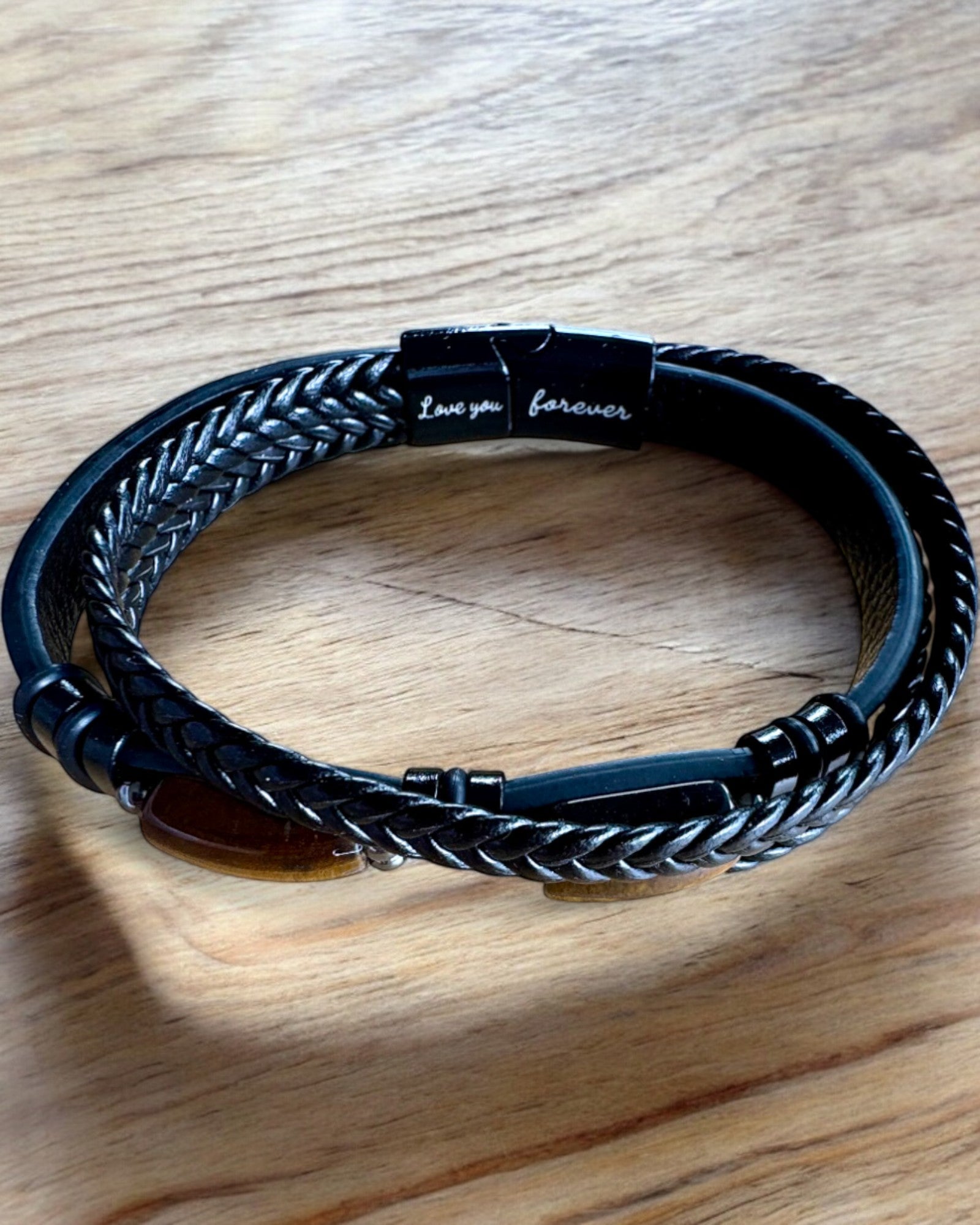 Herrearmbånd Magnetic Love – skinn med mulighet for personlig gravering som gave