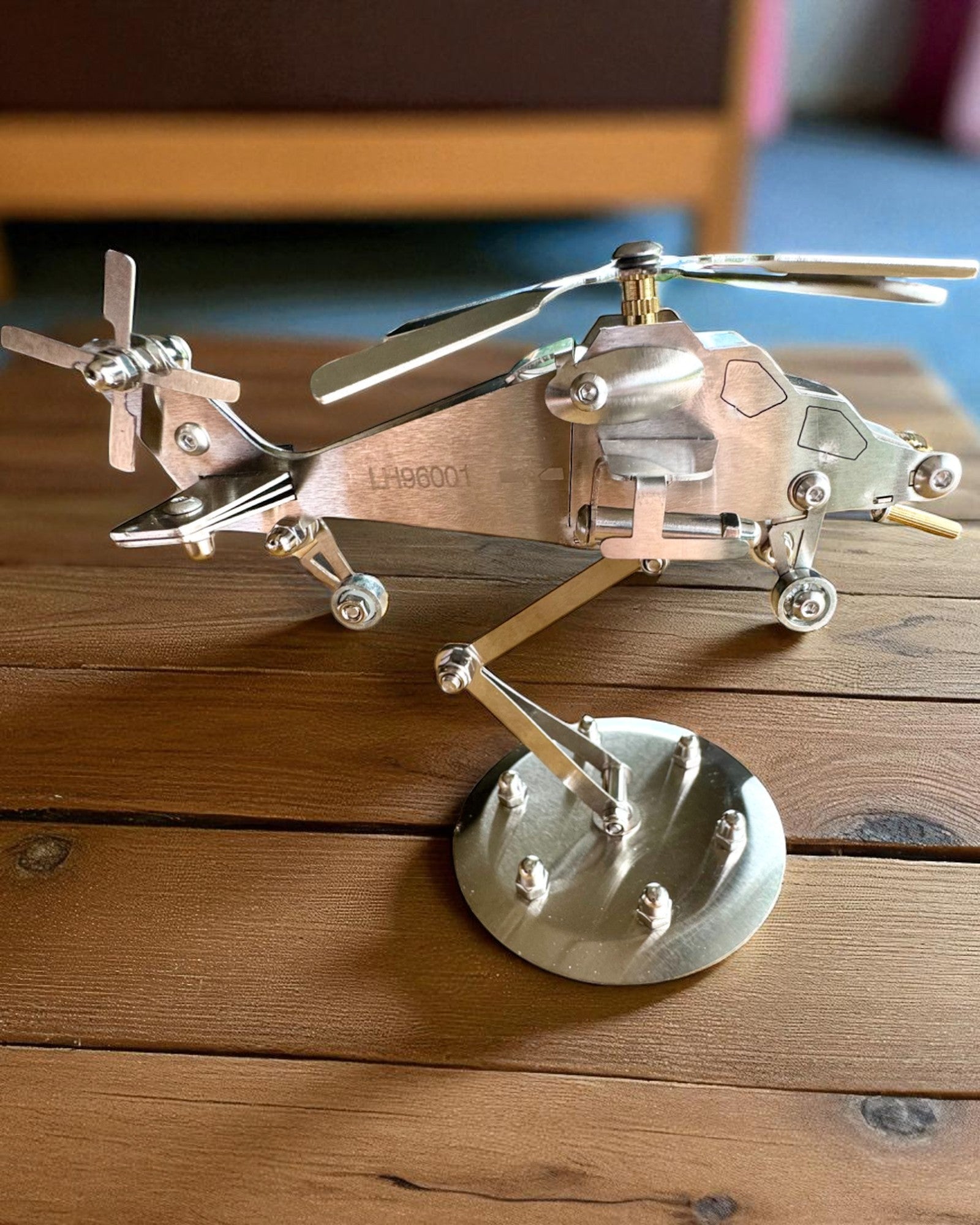 Metallmodell av helikopter "SkyRider" – Justerbart skrivebordsstativ med personlig gravering som gave