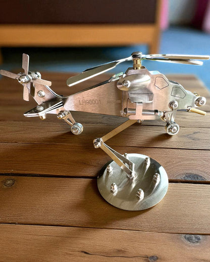 Metallmodell av helikopter "SkyRider" – Justerbart skrivebordsstativ med personlig gravering som gave