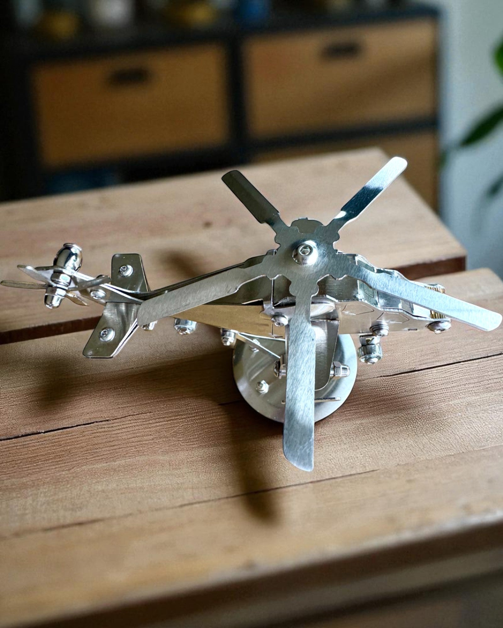 Metallmodell av helikopter "SkyRider" – Justerbart skrivebordsstativ med personlig gravering som gave