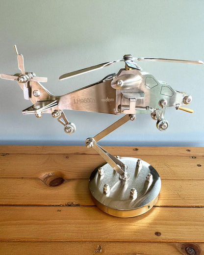 Metallmodell av helikopter "SkyRider" – Justerbart skrivebordsstativ med personlig gravering som gave