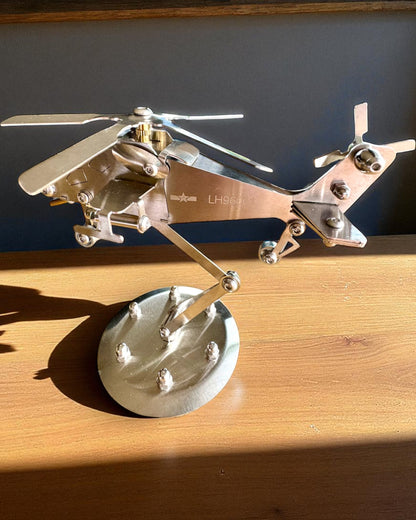 Metallmodell av helikopter "SkyRider" – Justerbart skrivebordsstativ med personlig gravering som gave