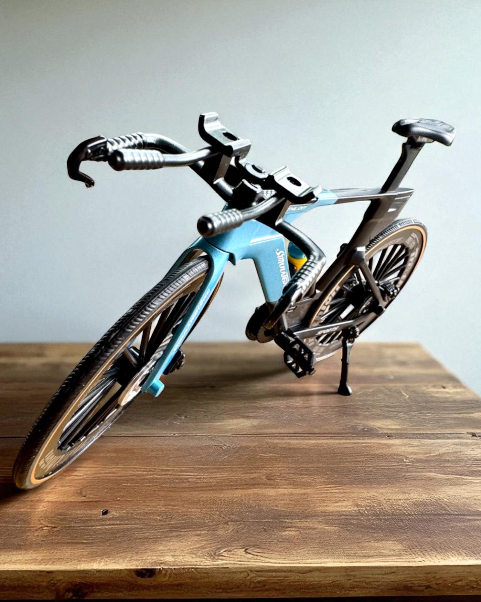 Miniatyrmodell av triatlonsykkel «SpeedStorm 1.2» personalisering med gravering som gave