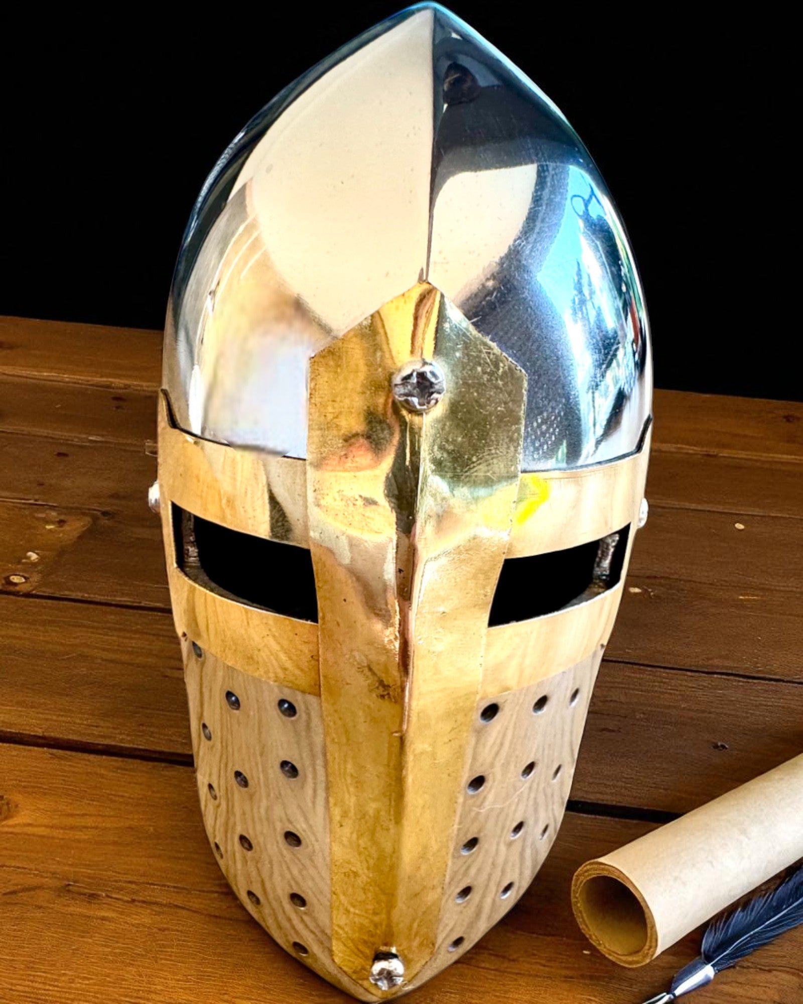Mini Ridderhjelm „Guardian” i messing – håndlaget, 12 cm, mulighet for tilpasning med gravering som gave