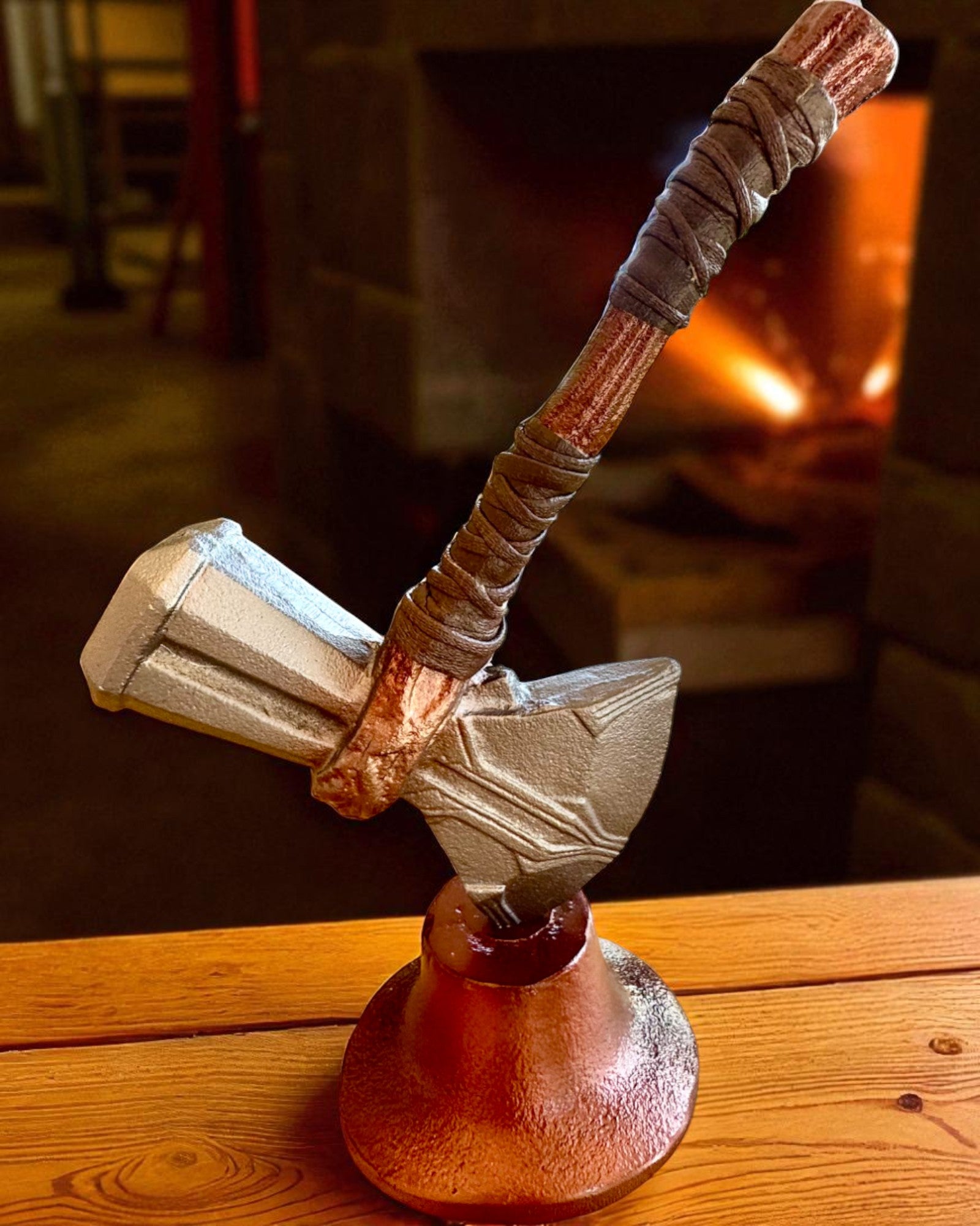 Storm Relic – młot dekoracyjny z podstawą, 26 cm, ręcznie wykonany,  możliwość personalizacji grawerem na prezent