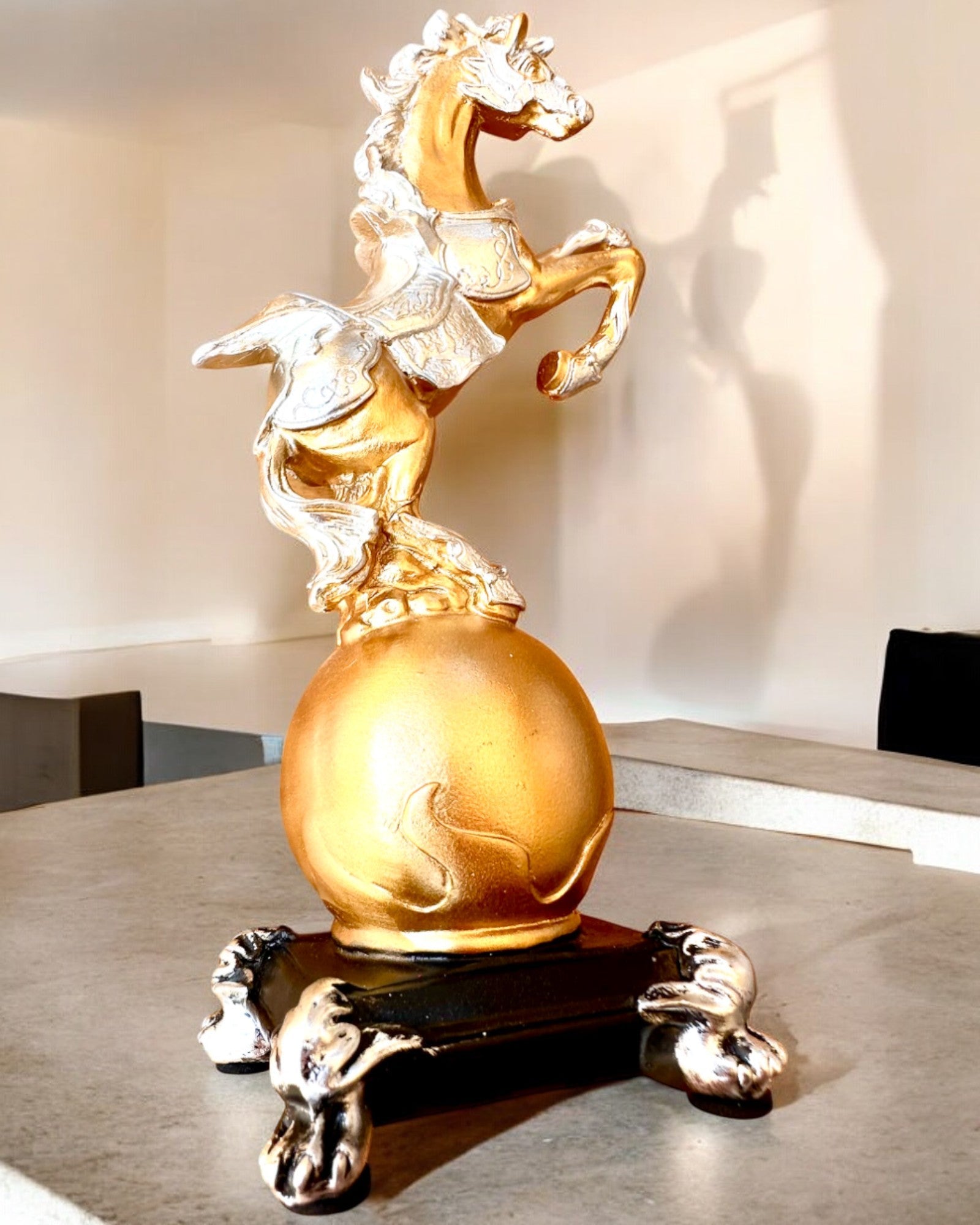 Elegant Statuett "Złoty Rumak" - med mulighet for gravering som gave